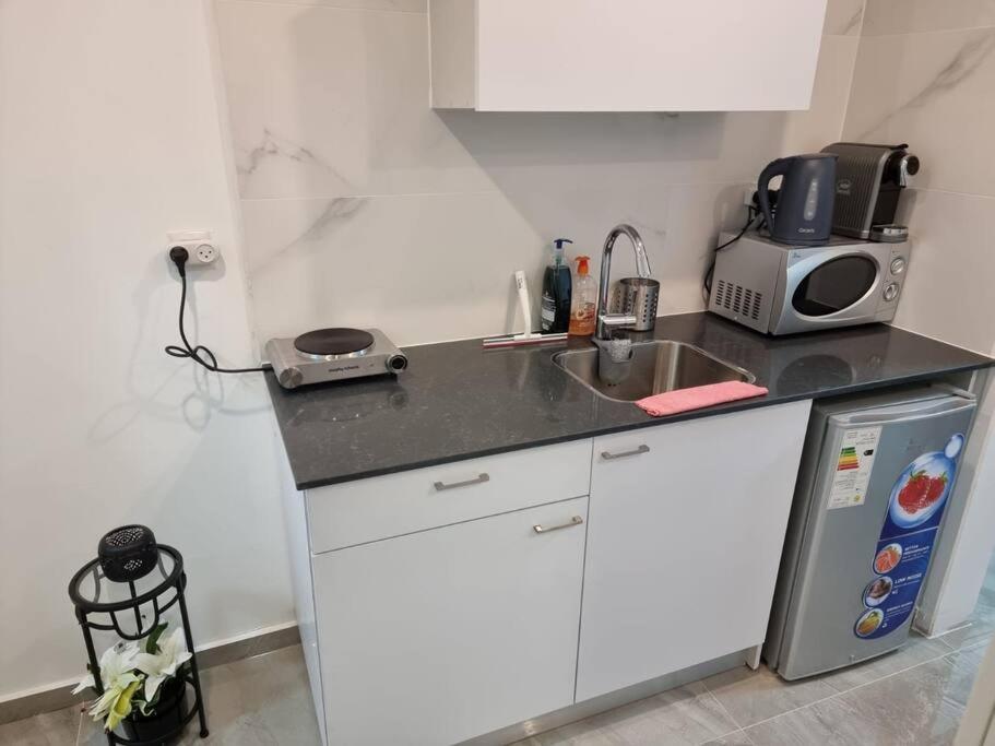 דירת זוּגַג מפנקת עם מרפסת משגעת ונוף למפרץ. Apartment Eilat Bagian luar foto