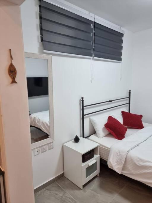 דירת זוּגַג מפנקת עם מרפסת משגעת ונוף למפרץ. Apartment Eilat Bagian luar foto