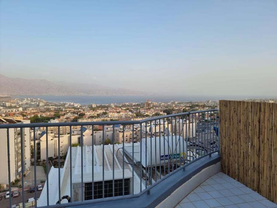 דירת זוּגַג מפנקת עם מרפסת משגעת ונוף למפרץ. Apartment Eilat Bagian luar foto